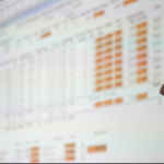 Logisticarin työntekijä esittelee PowerBI-raporttia