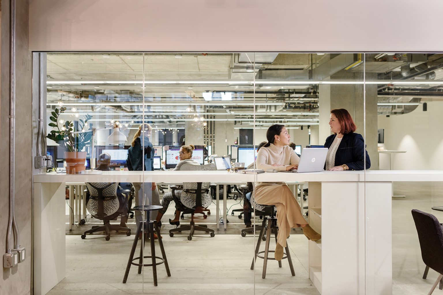 overleg op kantoor tussen twee vrouwen