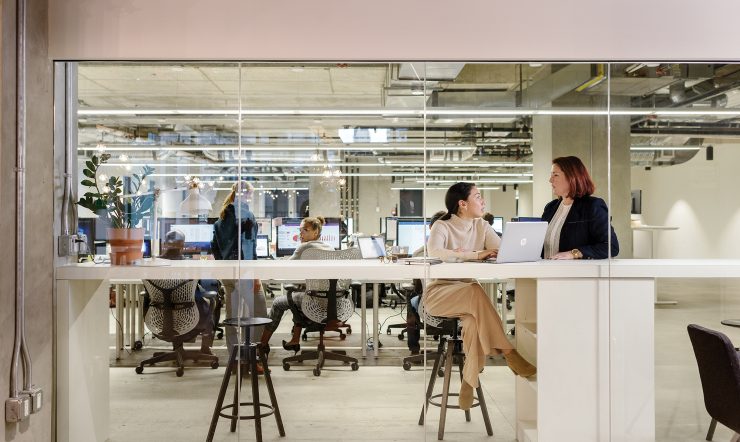 overleg op kantoor tussen twee vrouwen
