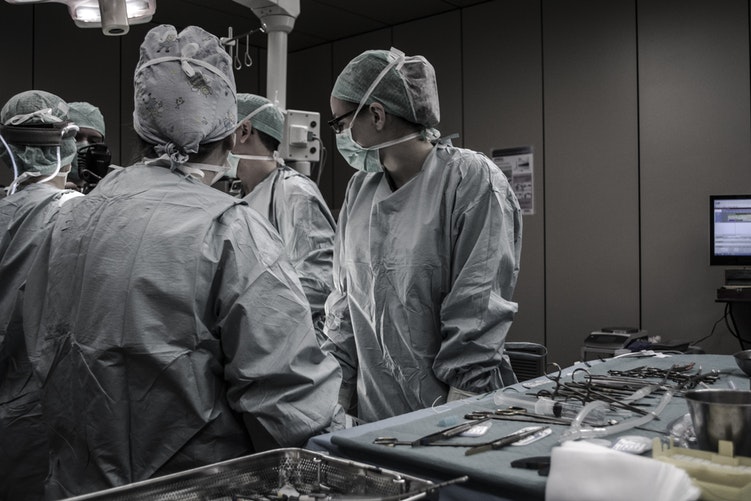Médicos reunidos numa sala de operações