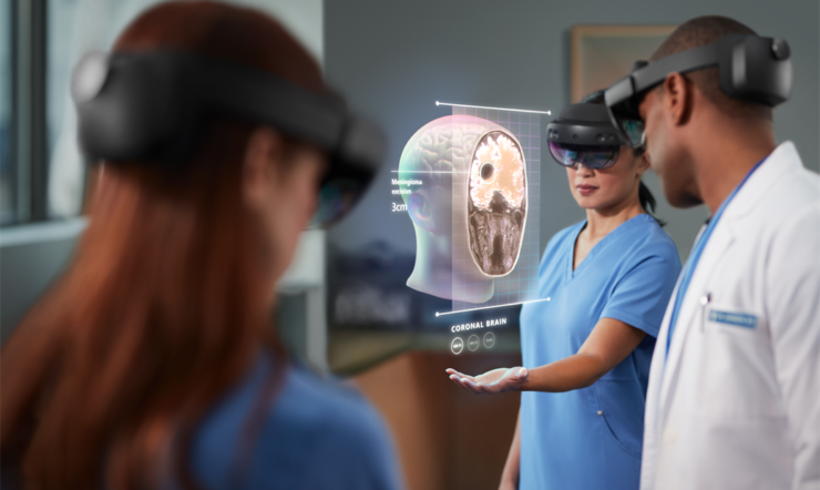 Um grupo de médicos a utilizar o Hololens para analisar um holograma de um crânio humano