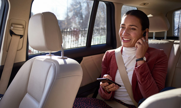 Femme au téléphone assise dans un taxi