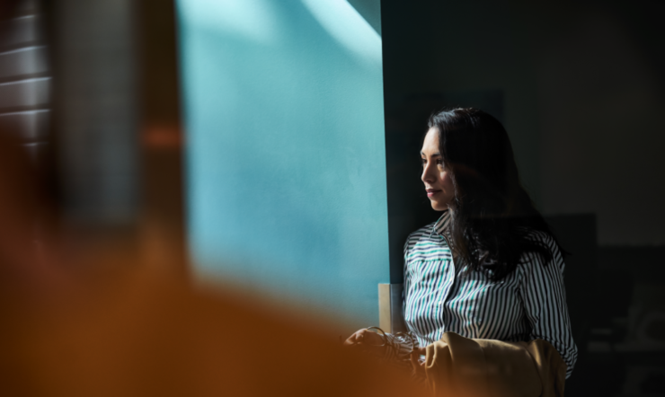 Une personne debout devant un miroir, posant pour des photos