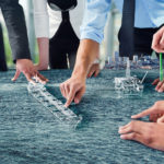 un gruppo di persone che consultano la mappa virtuale di un mare