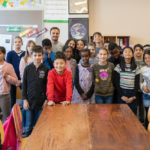 een groep mensen die poseren voor de camera