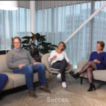 De gasten van het webinar zitten op twee banken en praten met elkaar