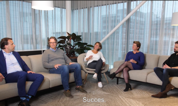De gasten van het webinar zitten op twee banken en praten met elkaar