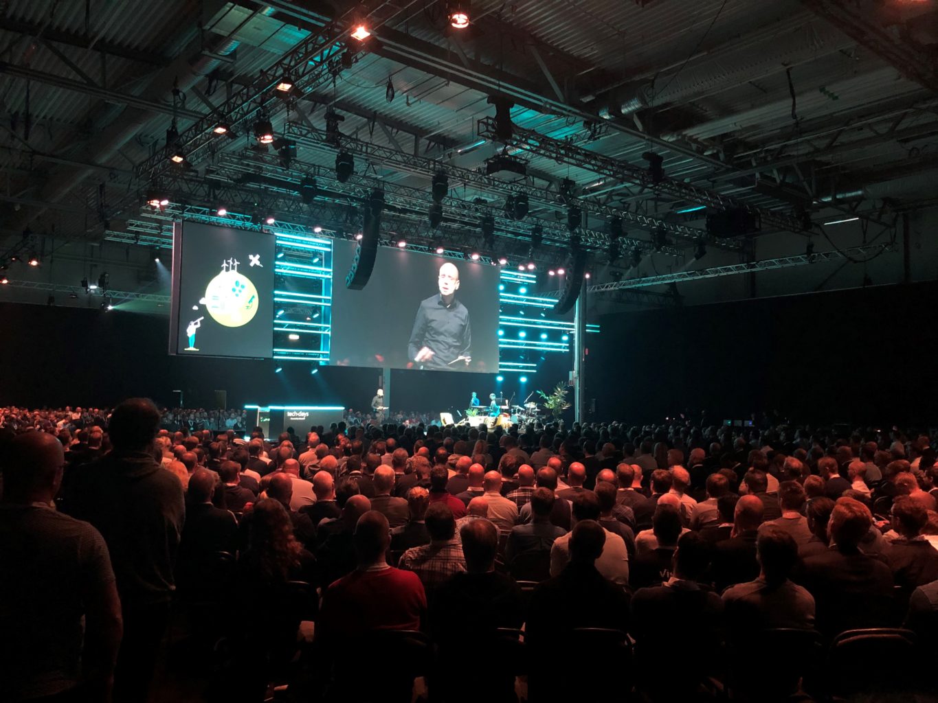 en grupp människor på en scen framför en publik