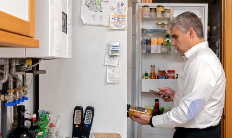Met Seeing AI scant Cristian Sainz thuis de streepjescode op een pot perziken in zijn koelkast. Foto: Microsoft.