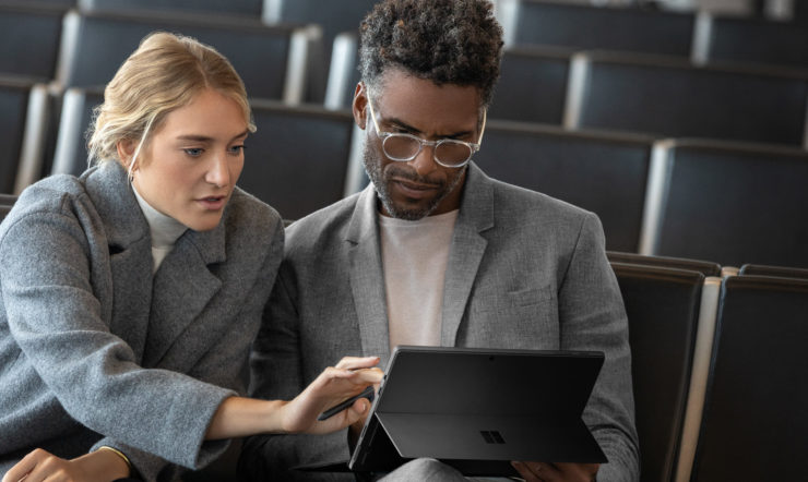 Une personne assise à une table utilise un ordinateur portable