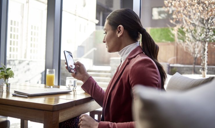 un personne assise à une table devant une fenêtre