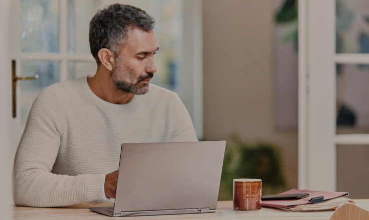 un homme devant un ordinateur portable
