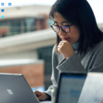 Een vrouw achter haar laptop