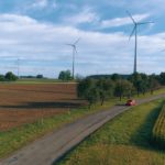 een landweg tussen akkers