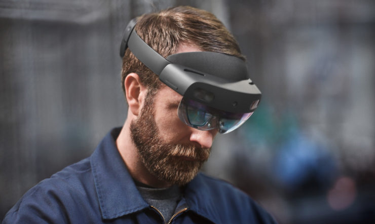 Man met baard draagt Microsoft HoloLens 2