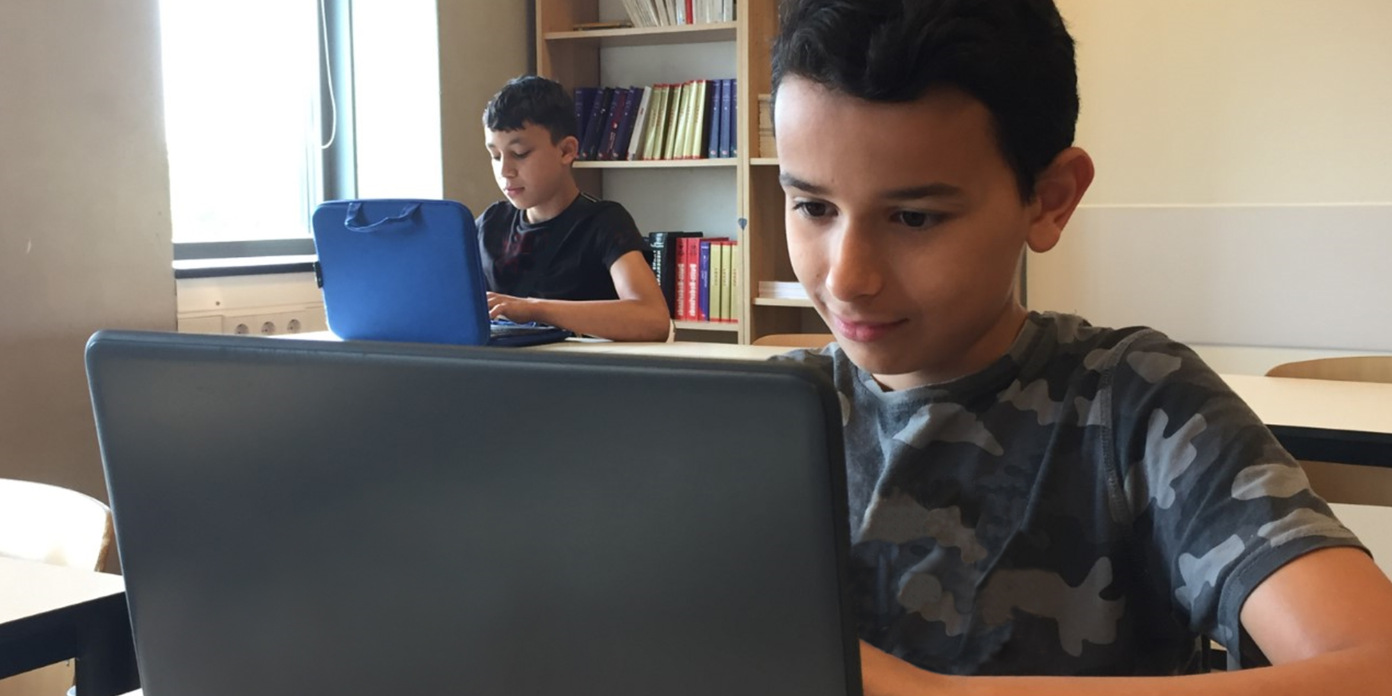 Iemand die voor een laptopcomputer zit