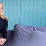 en kvinde iført en dragt og slips