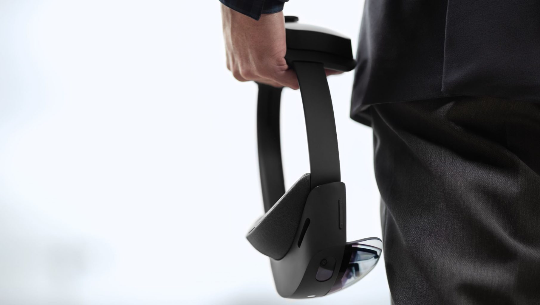 een man met een hololens