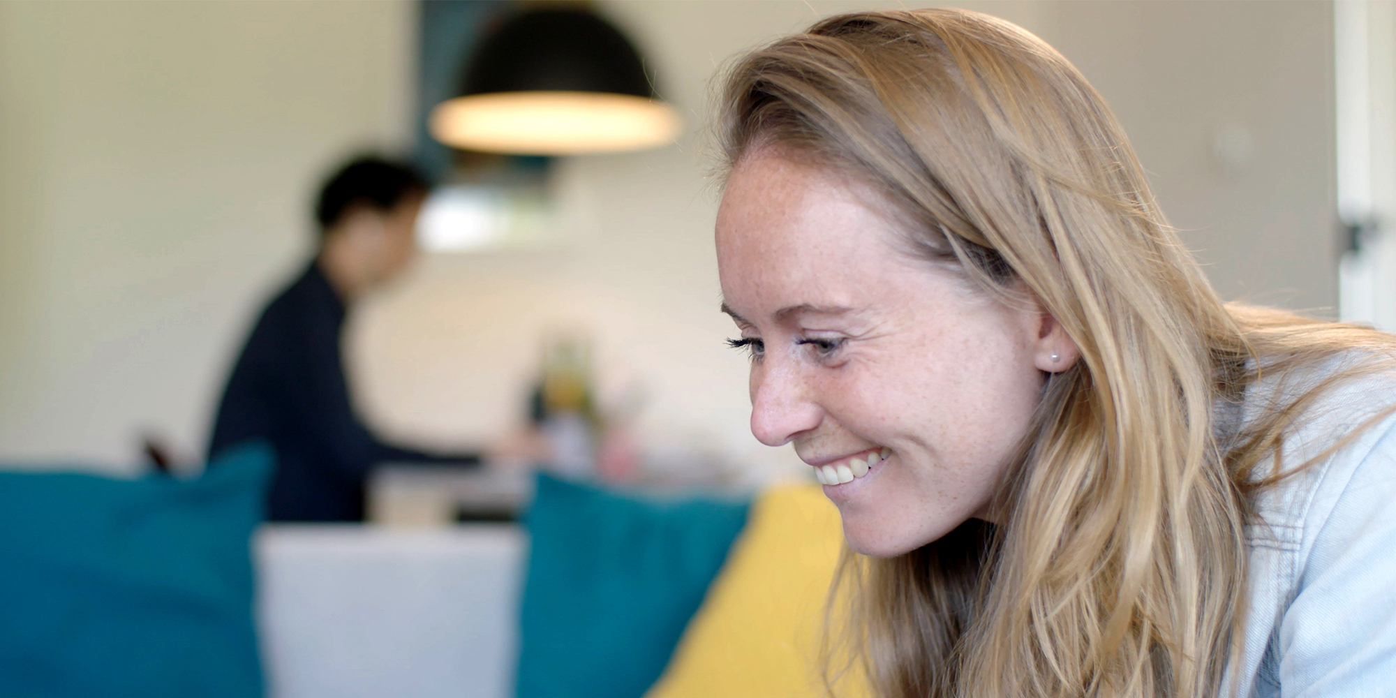 een vrouw kijkt naar een computer