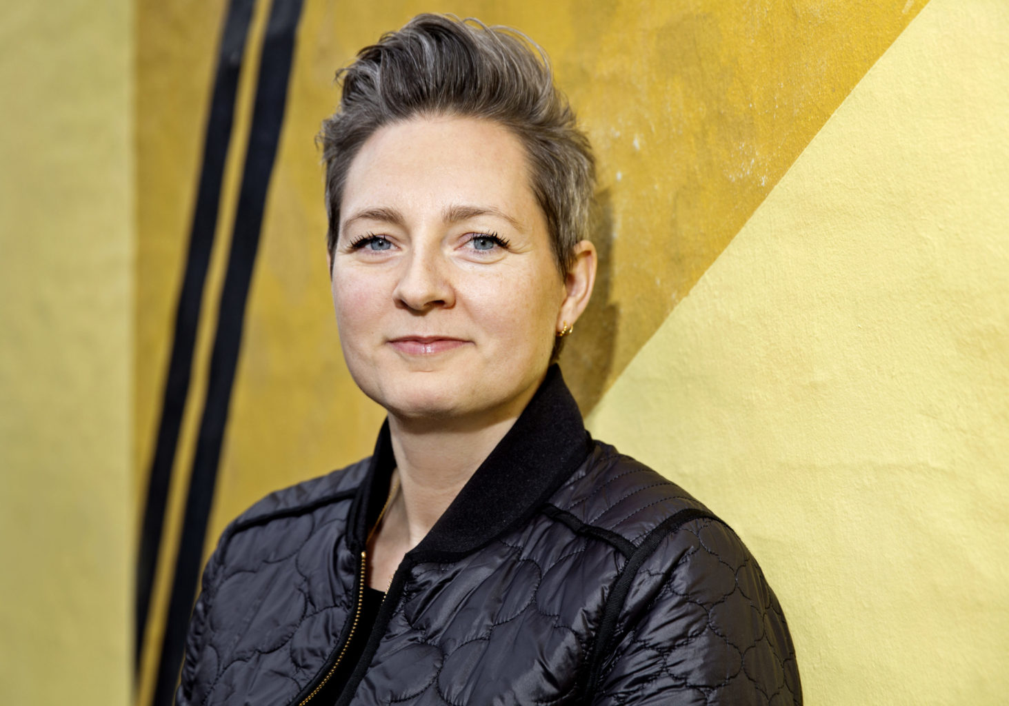 en person iført en lilla skjorte