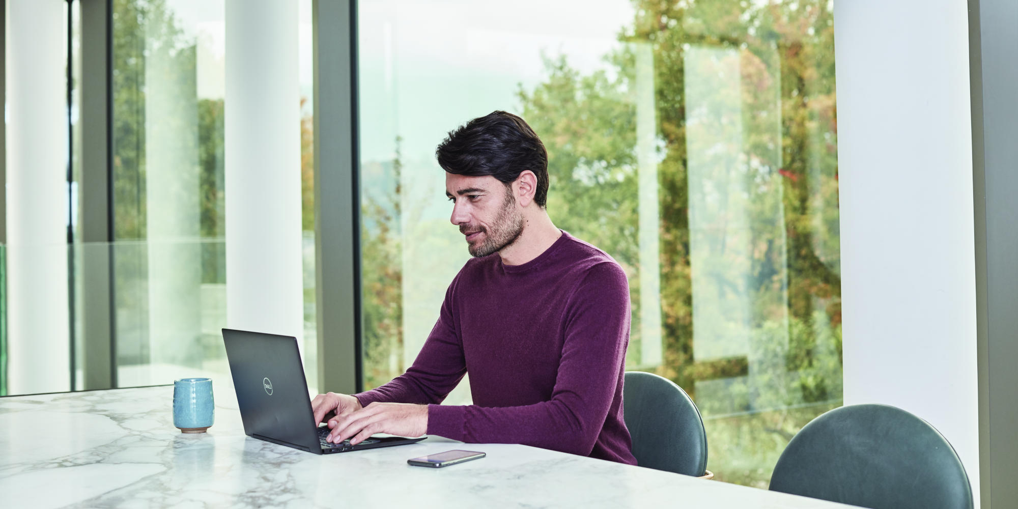 man achter laptop