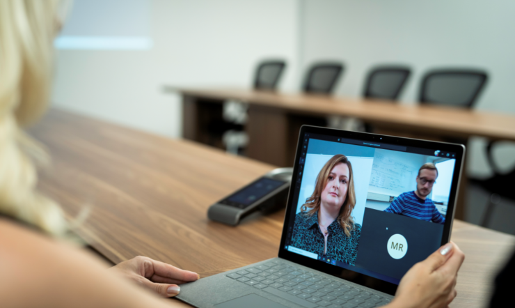 een persoon die een laptop gebruikt