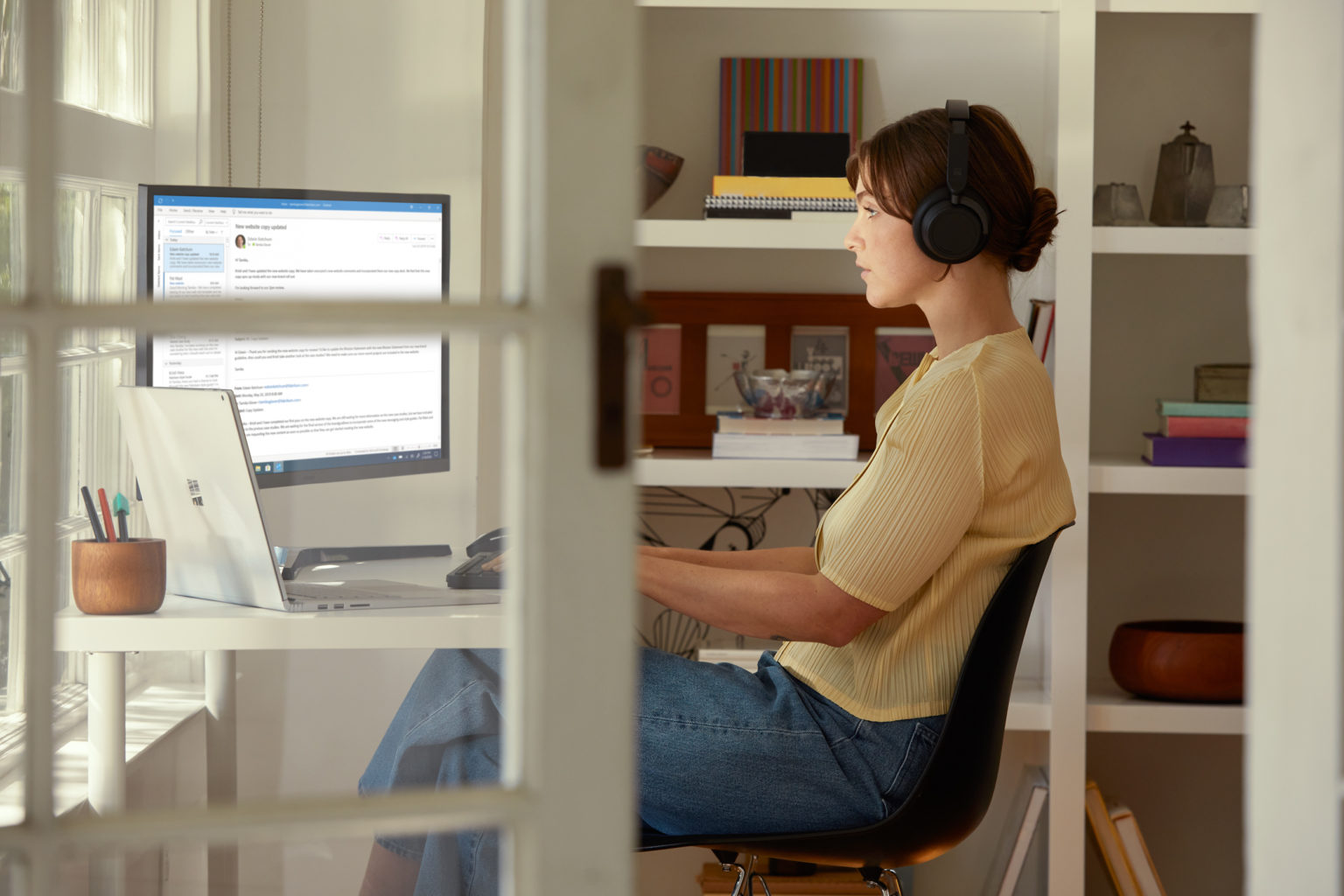 een persoon die zich voor een computer bevindt