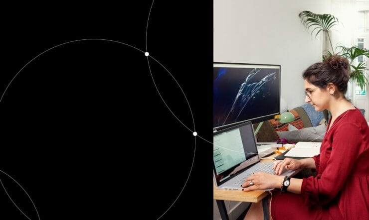 een persoon die een laptop vasthoudt
