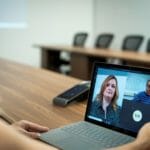 een vrouw die een laptopcomputer gebruikt