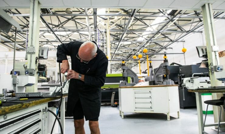 een mens die zich voor een gebouw bevindt