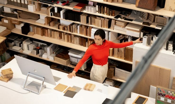een persoon die een boekenplank houdt
