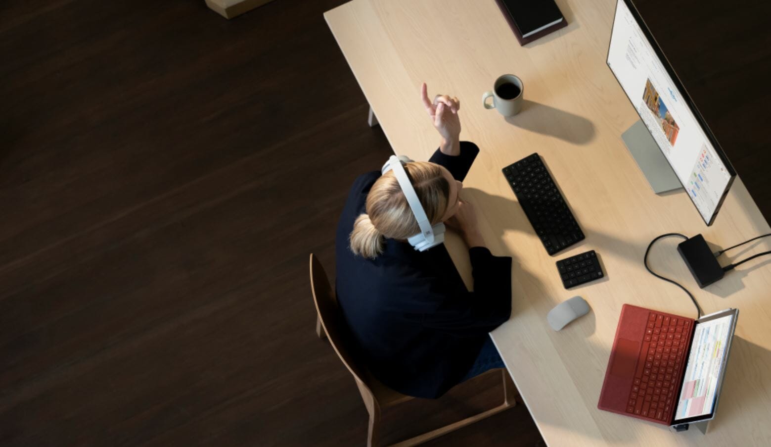 een bureau met een laptopcomputer die bovenop een lijst zit