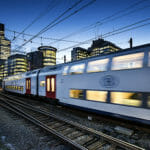 een trein op een stalen spoor