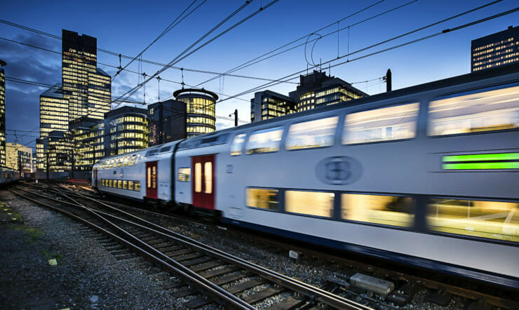 un train sur une voie en acier