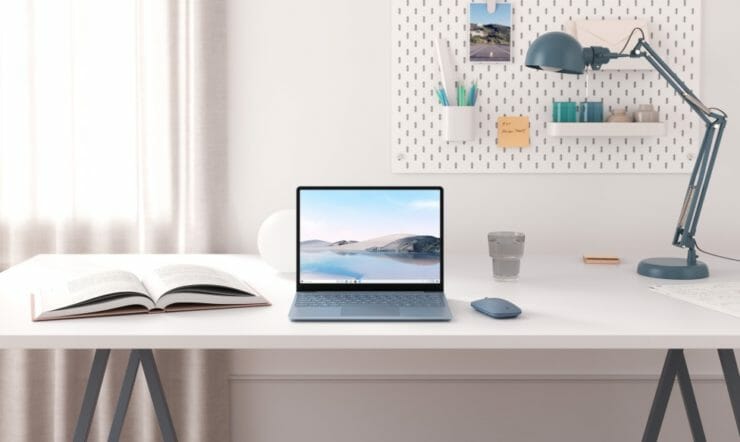 een desktopcomputer die bovenop een tafel zit
