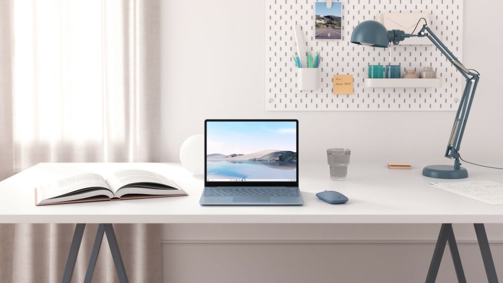 een desktopcomputer die bovenop een tafel zit