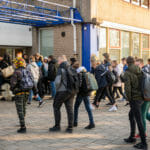 Een groep studenten voor een school