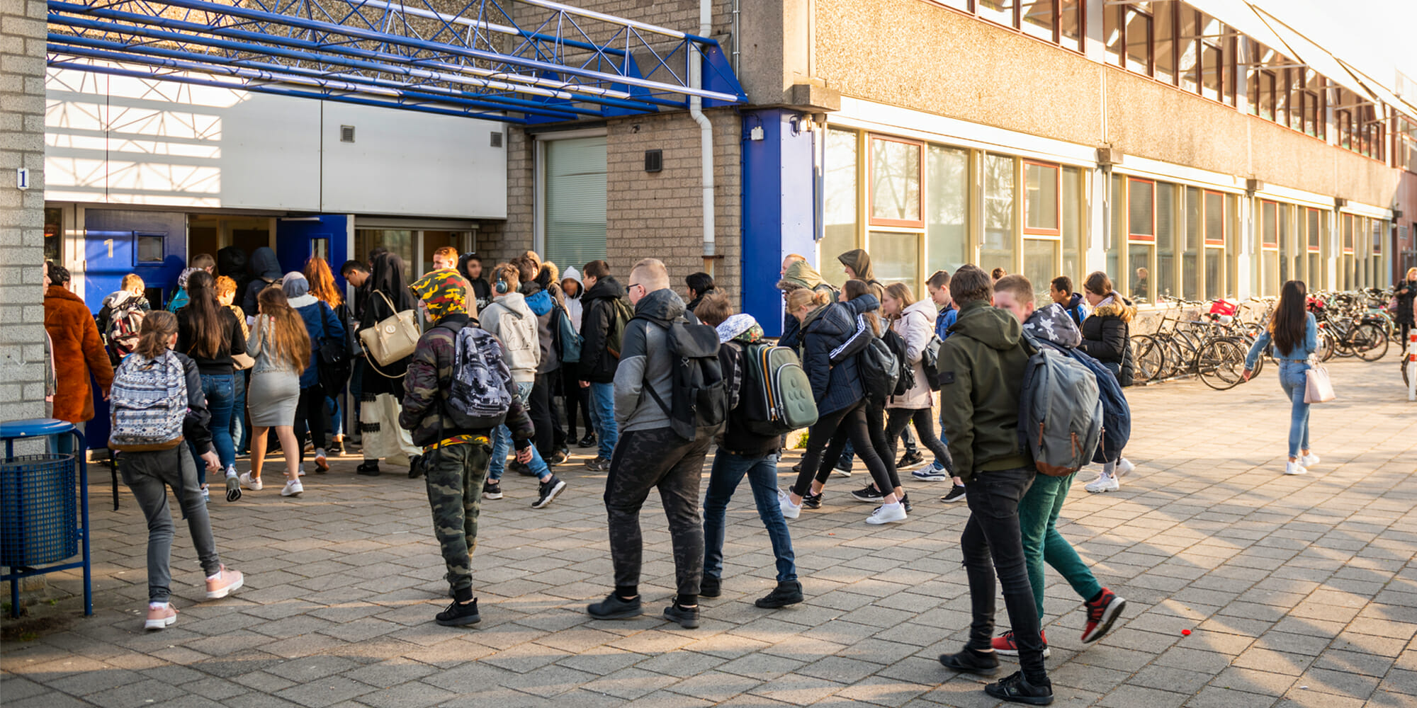 Een groep studenten voor een school