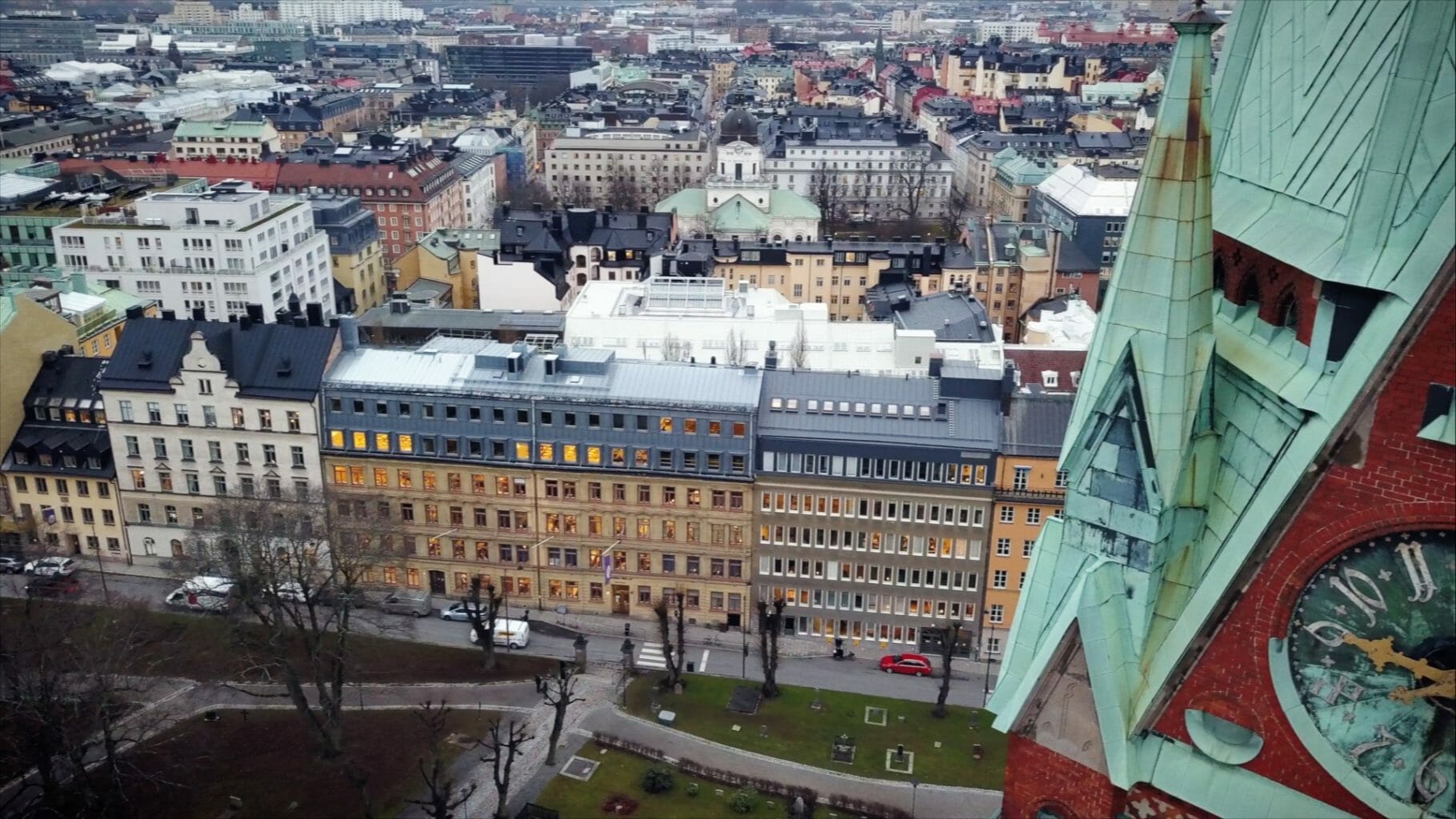 en stor byggnad
