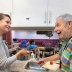 iemand die eten bereidt in een keuken