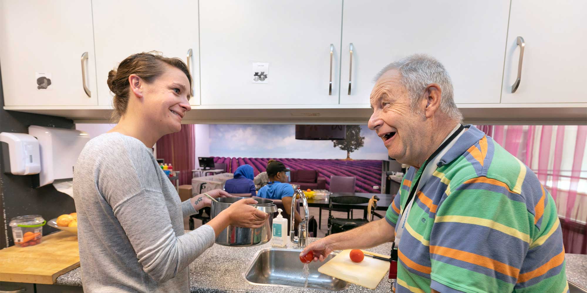 iemand die eten bereidt in een keuken