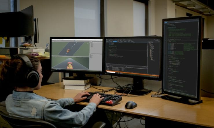 un ordinateur installé sur un bureau