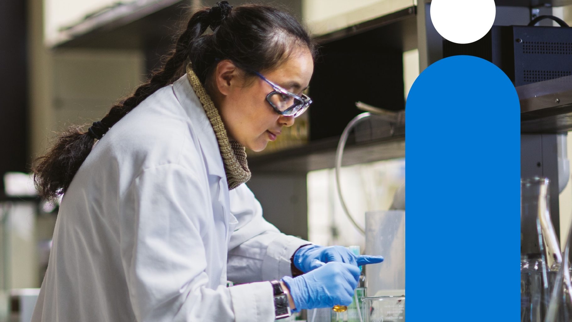 vrouw in laboratorium die met technologie werkt
