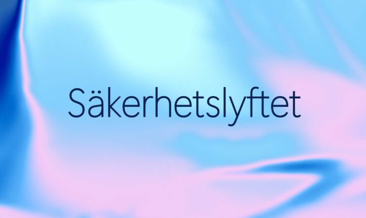 Abstrakt bakgrund i mjuka nyanser av blått, turkost och rosa, med texten ”Säkerhetslyftet” centrerad i mörkblått.